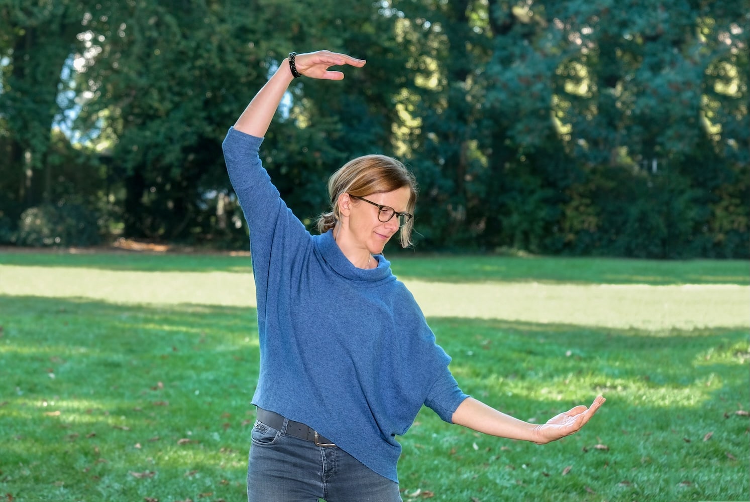 Qigong-Kurs im Park in Ottensen von der Naturheilpraxis Petra Noll